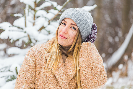 在户外的冬季时间 有吸引力的年轻女性 雪 节日和季节概念 漂亮的 青年图片