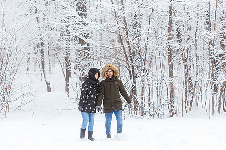 快乐的一对情侣在雪地公园户外玩得开心 男性图片