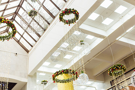 商场 机场或车站房间的圣诞装饰品背景摘要 冬季假日图片