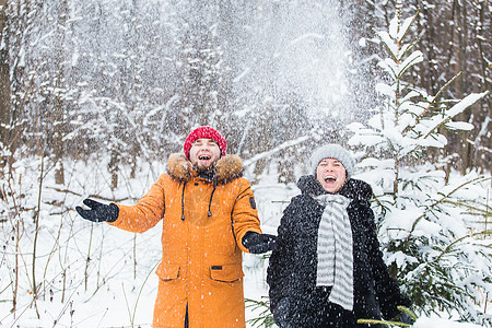 爱情 季节 友谊和人的概念 — 快乐的年轻男女在冬季森林里玩雪 雪花 男人图片