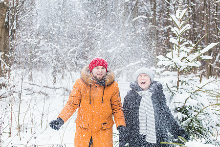 爱情 季节 友谊和人的概念 — 快乐的年轻男女在冬季森林里玩雪 微笑 美丽的图片