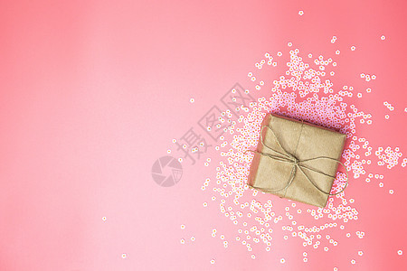 带有棕色克拉夫纸的礼品盒 包着粉红菊花和平板粉红色背景 春天 快乐母亲日 情人节和其他Holliday概念顶级观点 现代设计 工图片