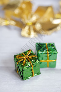 一堆彩色闪亮的礼盒 白色木质背景上有复制空间 现代复古圣诞设计 色彩缤纷的礼物 假日概念 金子 惊喜图片