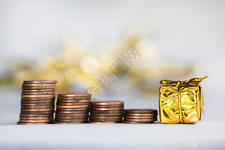带圣诞假期的硬币爬楼梯呈现闪闪发光的背景财务 节省硬币概念堆 丝带 金的图片