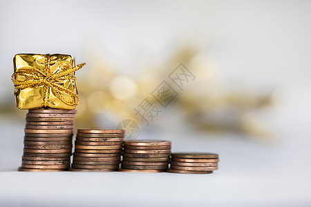 带圣诞假期的硬币爬楼梯呈现闪闪发光的背景财务 节省硬币概念堆 金融 庆典图片