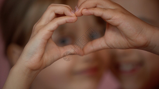 儿童的双手显示出心脏的印记图片