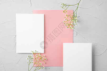 粉红色纸信和带复制空间的鲜花的顶端视图 浪漫的图片