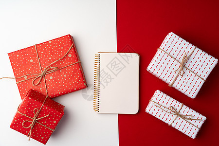 配圣诞礼物的美丽红白成白色和红色 盒子 广告图片