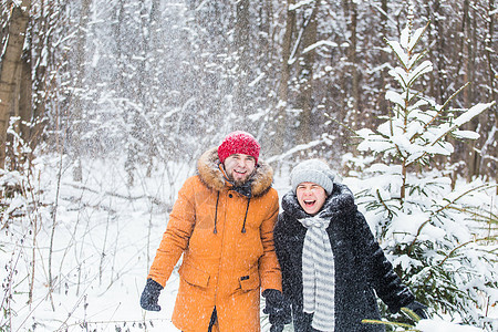 爱情 季节 友谊和人的概念 — 快乐的年轻男女在冬季森林里玩雪 浪漫 寒冷的图片