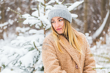 在户外的冬季时间 有吸引力的年轻女性 雪 节日和季节概念 森林 脸图片