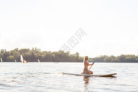 黑板上挂着桨的女人 站在掌板上站着的苗条女孩的腿图片