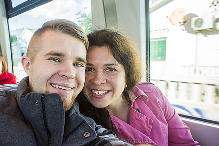 在欧洲度假的年轻夫妇在火车上拍照片自拍图片