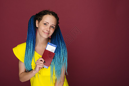 一位身穿黄色连衣裙 手里拿着机票和护照的现代时尚微笑女性 旅游理念 航空公司 拳头图片