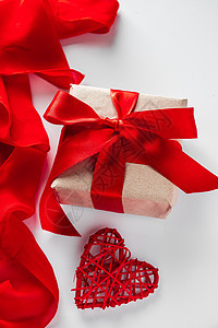 带手工纸和白色背景红丝带的礼品盒 母亲节 爱图片