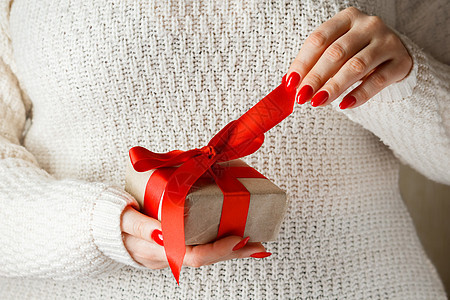 带红丝带的礼物 手握在白色背景上 礼物盒 母亲图片