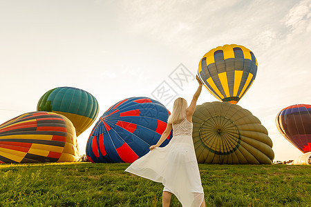 一位观光女游客享受气球的美景 快乐旅行概念 地标 高的图片
