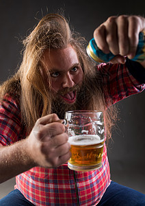 喝醉酒的人在 mu 中倒啤酒图片