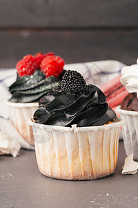 深背景的美味红莓蛋糕 - 手工做的甜甜甜甜点 庆典 覆盆子图片