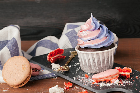 深底的美味红莓蛋糕和焦糖蛋糕 美食 巧克力 奶油图片