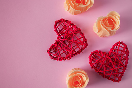 情人节粉红色背景概念中的红心和玫瑰花蕾 生日图片