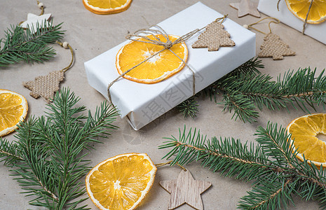 新年的构成 近身礼物盒 干橙橙片 卷毛树枝 舒适的圣诞节概念图片