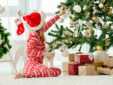 圣诞节时的孩子 冬天 假期 微笑 快乐 传统图片