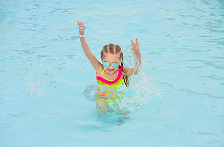 游泳池中的孩子 孩子们 幸福 女孩 假期 童年图片