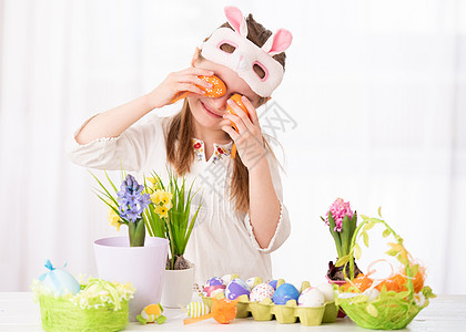 女孩玩复活节鸡蛋收集游戏 兔子 收藏 篮子 漂亮的背景图片
