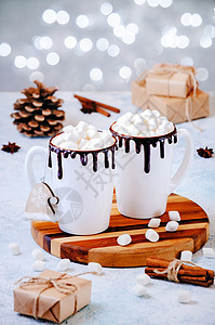 白杯可可或巧克力 配有棉花糖和香水 放在Bokeh的浅色背景和灯光上图片
