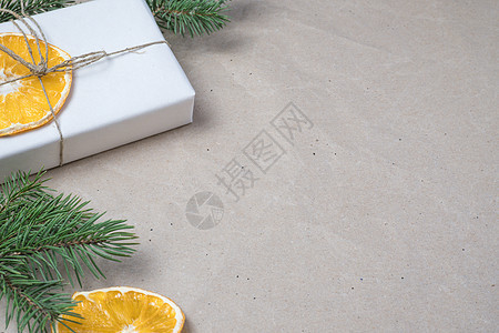 新年作文 浅米色羊皮纸背景 可放置文字 礼品盒 干橙 冷杉树枝 平躺 顶视图 北欧 hygge 舒适的圣诞概念 展示 礼物图片