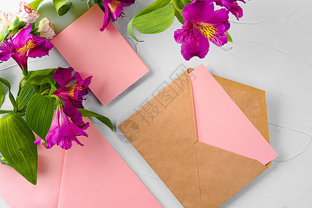 粉红色纸信和带复制空间的鲜花的顶端视图 卡片图片