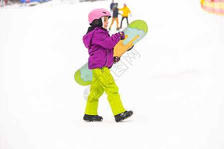 雪橇冬季运动 小女孩学习滑雪 穿着温暖的冬衣 冬天背景 笑声 快乐的 头盔图片