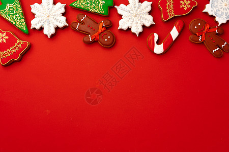 红背景最上视图的圣诞姜饼饼干 红色的 圣诞节的时候背景图片