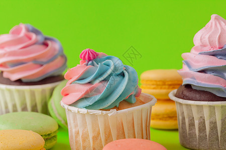 各种美味的蛋糕 准备被吃 - 明亮而多彩的 甜点 糖果图片