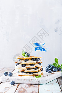 煎饼蛋糕加酸奶和蓝莓 假期 糕点 天 饼子 木板图片