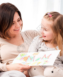 母亲和女儿拿着手工绘画 卧室 孩子们 关心 假期 快乐图片