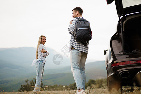 年轻夫妇在旅行中放松和享受着山风景 汽车 女孩图片