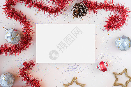 平躺圣诞作文与孤立的白皮书 红色金属丝金色星星银色圣诞球和 con图片