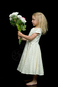 小女孩 带着一束花 在黑色背景上 美丽的 幸福图片