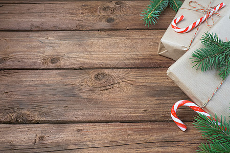 圣诞装饰和木制背景的礼品盒 文字空间 新年图片