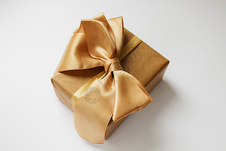 圣诞礼物装在白背景的手工纸上 带金丝带的礼品盒 喜庆的 生日图片