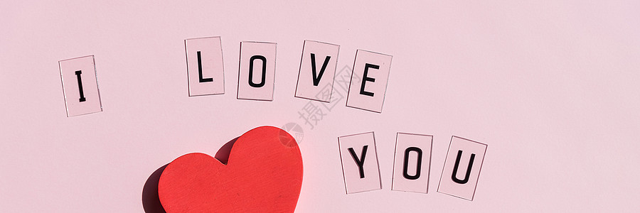 我爱你写在粉红色背景和红色心形上的文字 情人节快乐 爱的主题 木制字母块 爱 积极的情绪 独家关系 贺卡 婚礼 庆典图片