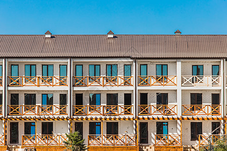 海面与蓝天相对的旅馆附近度假区现代站立公寓房 建筑图片