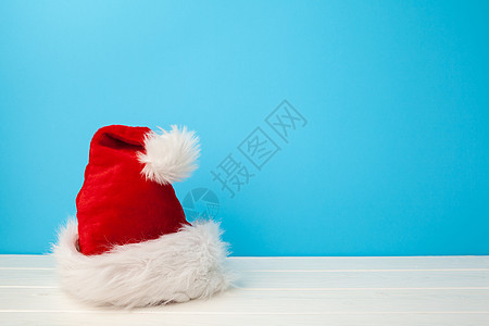 蓝色背景下圣诞老人的红色帽子红帽图片