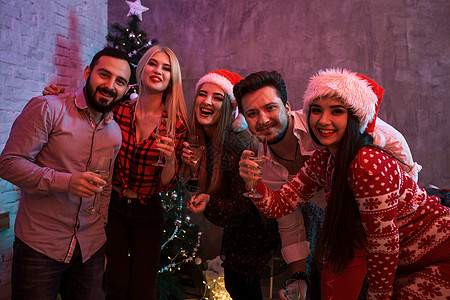 圣诞节晚会带香槟杯的年轻人 在圣诞派对上 乐趣 男人图片