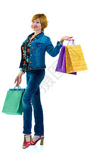 一只手牵着一堆购物袋的女子 在白色上被孤立 销售 高跟鞋图片