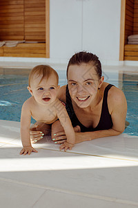 游泳池中的母亲和婴儿图片