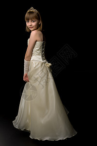 唯美婚纱一个小女孩穿着长长优雅的公主礼服 身着黑色背景的公主 王冠 头发背景