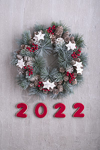 新年装饰 第2022号 圣诞节花圈 冬季假日模式 背景的浅灰墙 垂直框图片