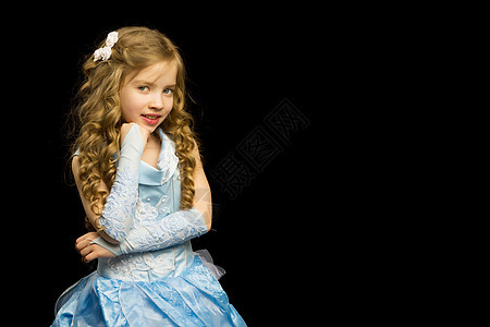 一个小女孩穿着长长优雅的公主礼服 身着黑色背景的公主 美丽的 漂亮的图片